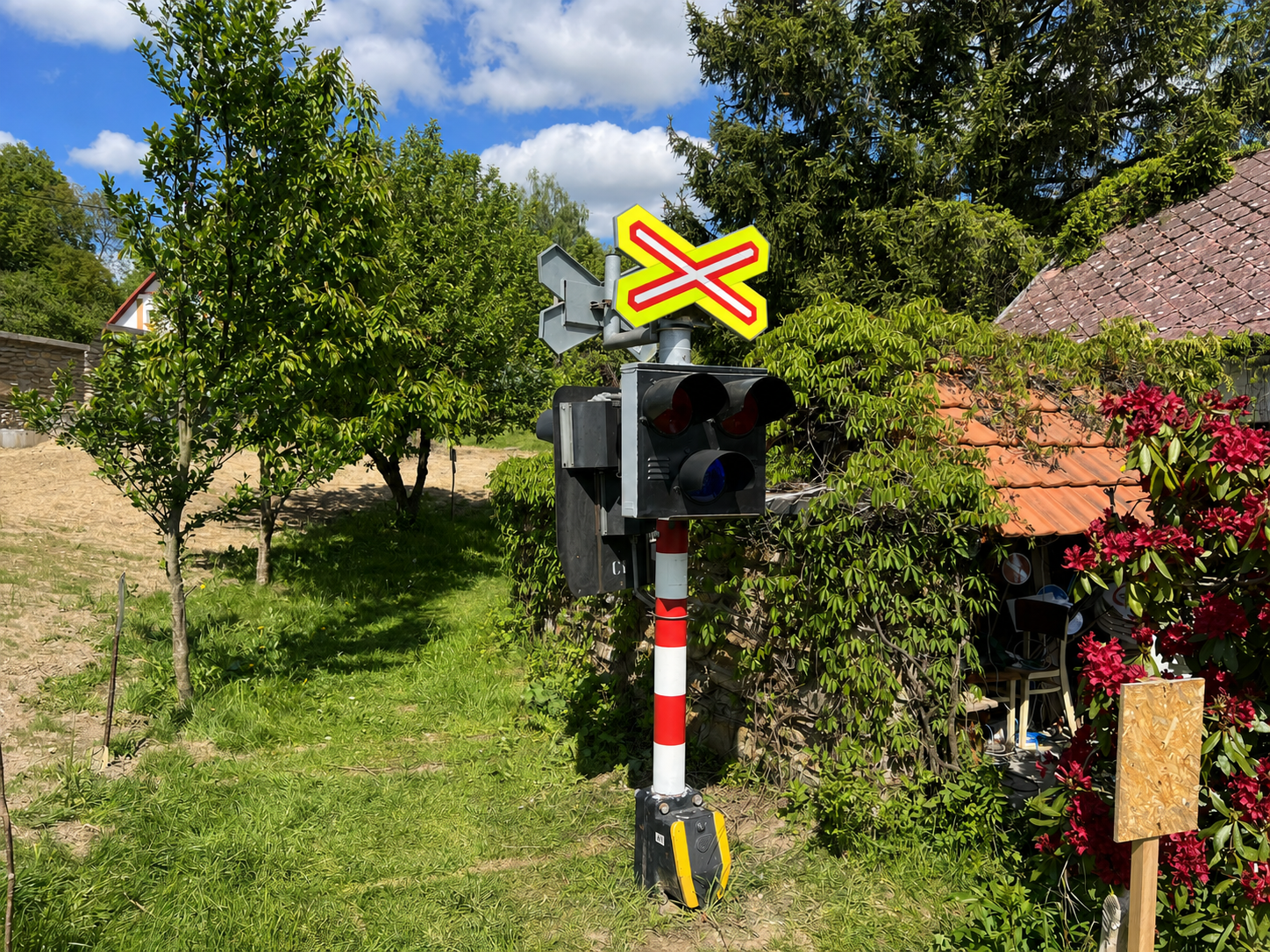 U TŘÍ VÝSTRAŽNÍKŮ – pozadí