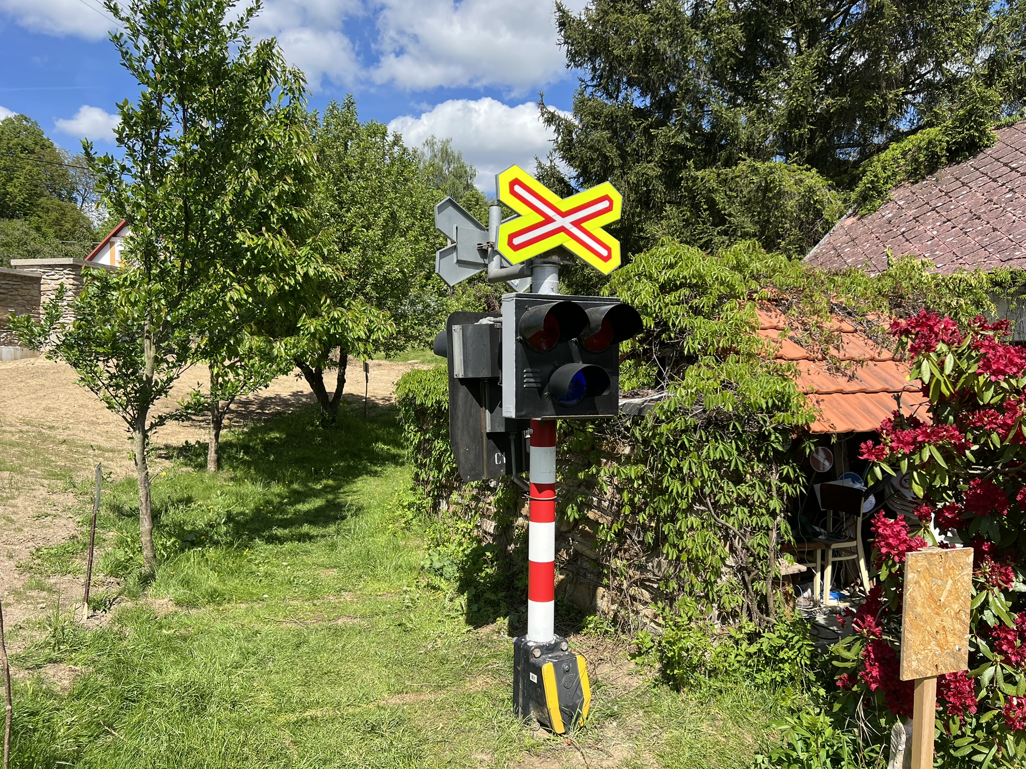 U TŘÍ VÝSTRAŽNÍKŮ – pozadí